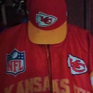 NFL • Kansas City Chiefs 3x SB CHAMPIONS • Bomber Jacket XL & Holograph HAT (OS)